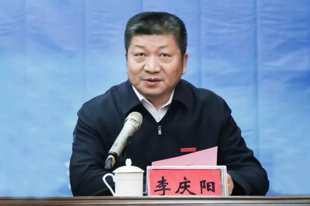 常务副校长李庆阳宣读文件