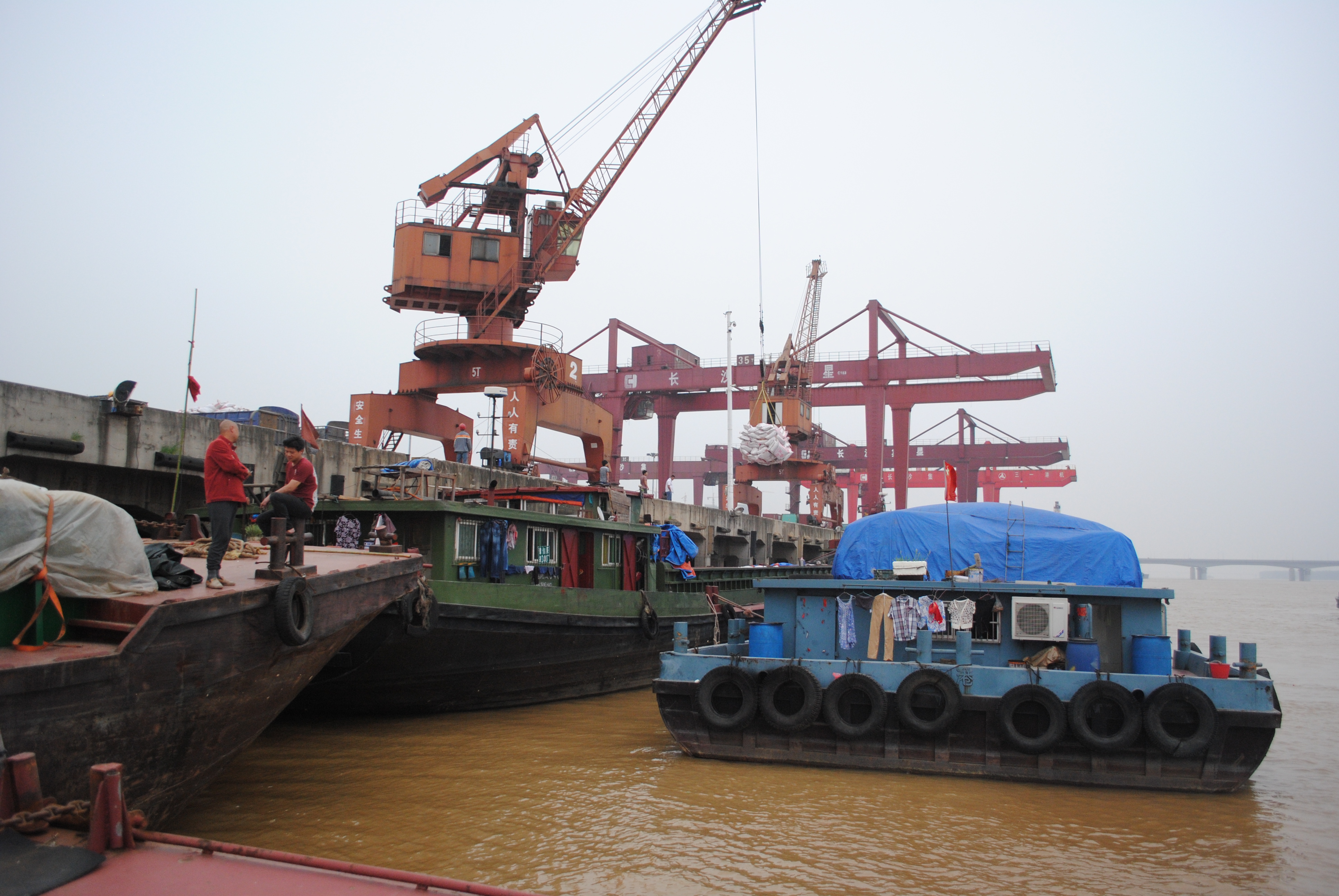 图为 长沙新港件杂货码头卸船场景.