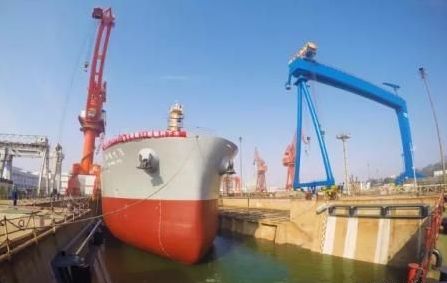 渤船2400TEU集装箱船3号船下水
