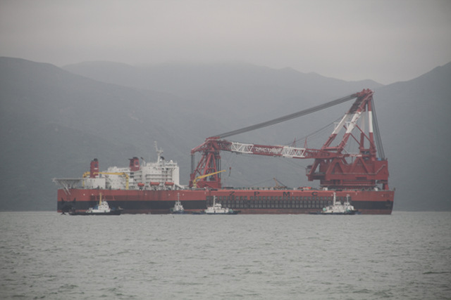 广州港珠澳大桥海事处为世界最大起重船振华